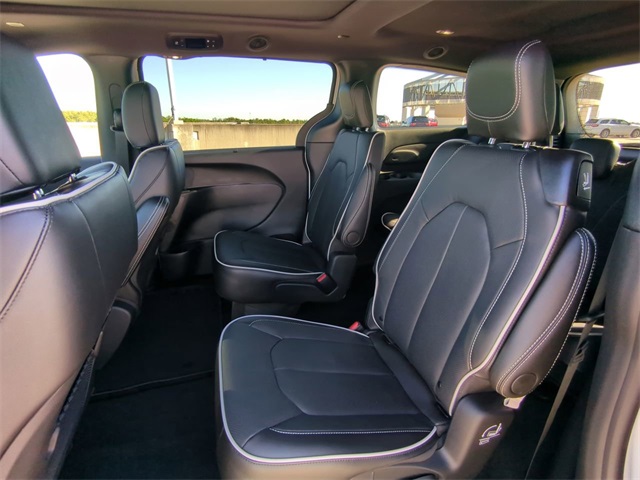 2026 Chrysler Pacifica Limited photo 12