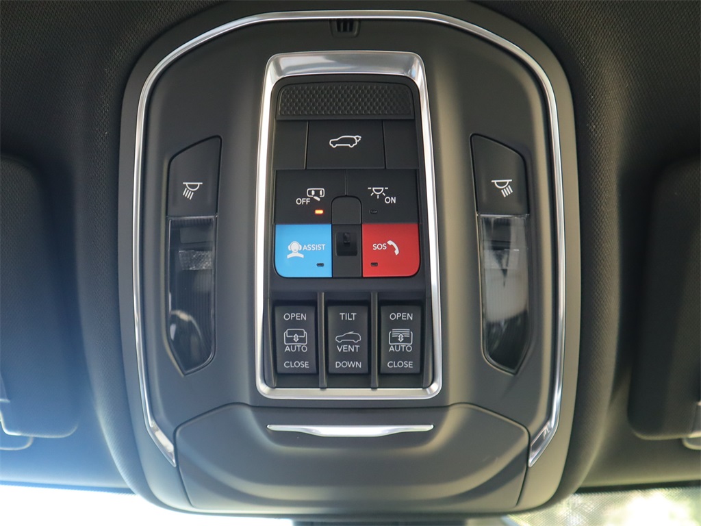 2023 Jeep Grand Cherokee Overland photo 16