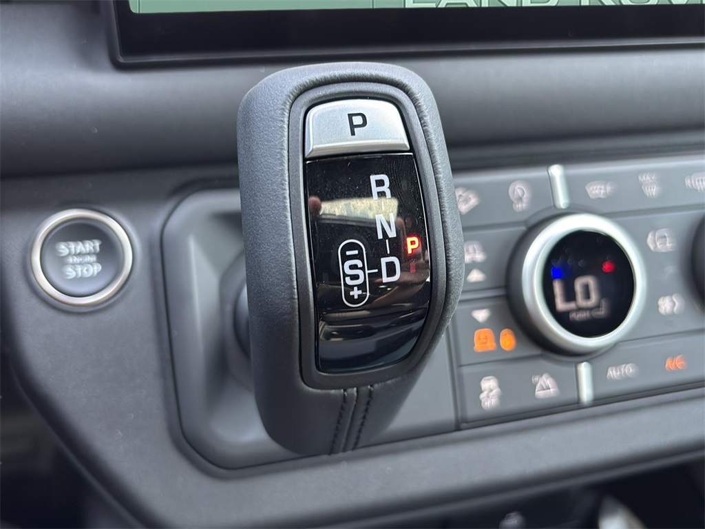 2025 Land Rover Defender 110 X-Dynamic SE photo 16