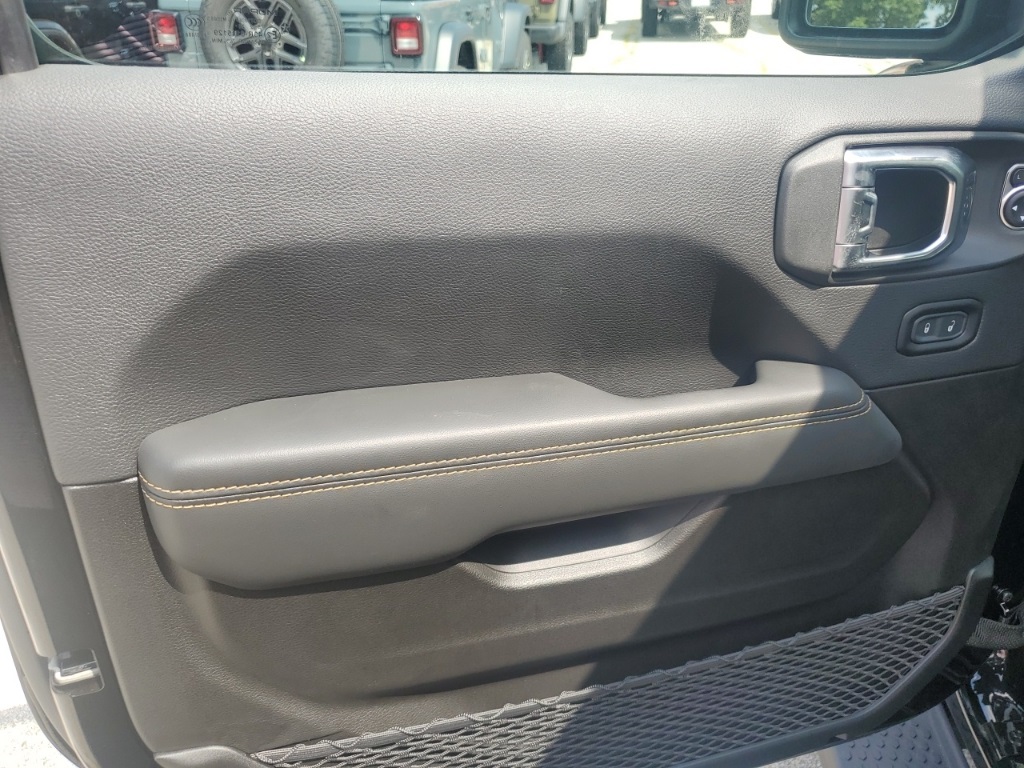 2025 Jeep Wrangler Sahara photo 11