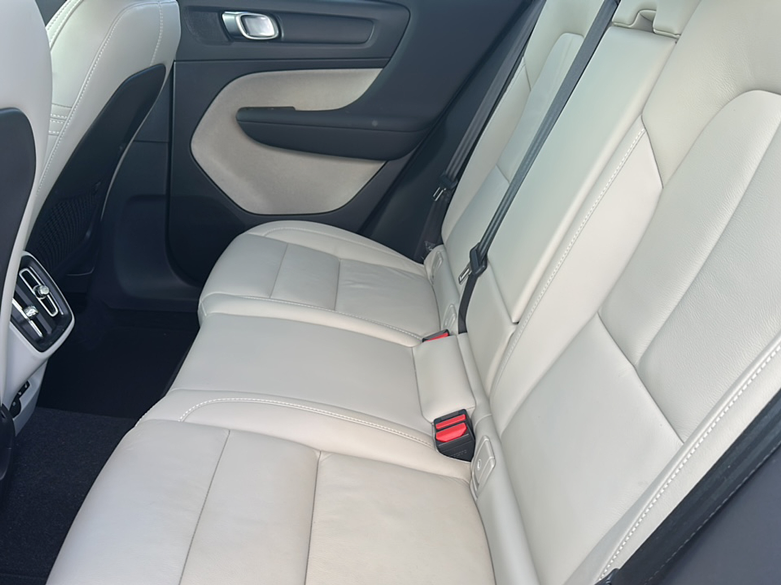 2023 Volvo XC40 Plus photo 7