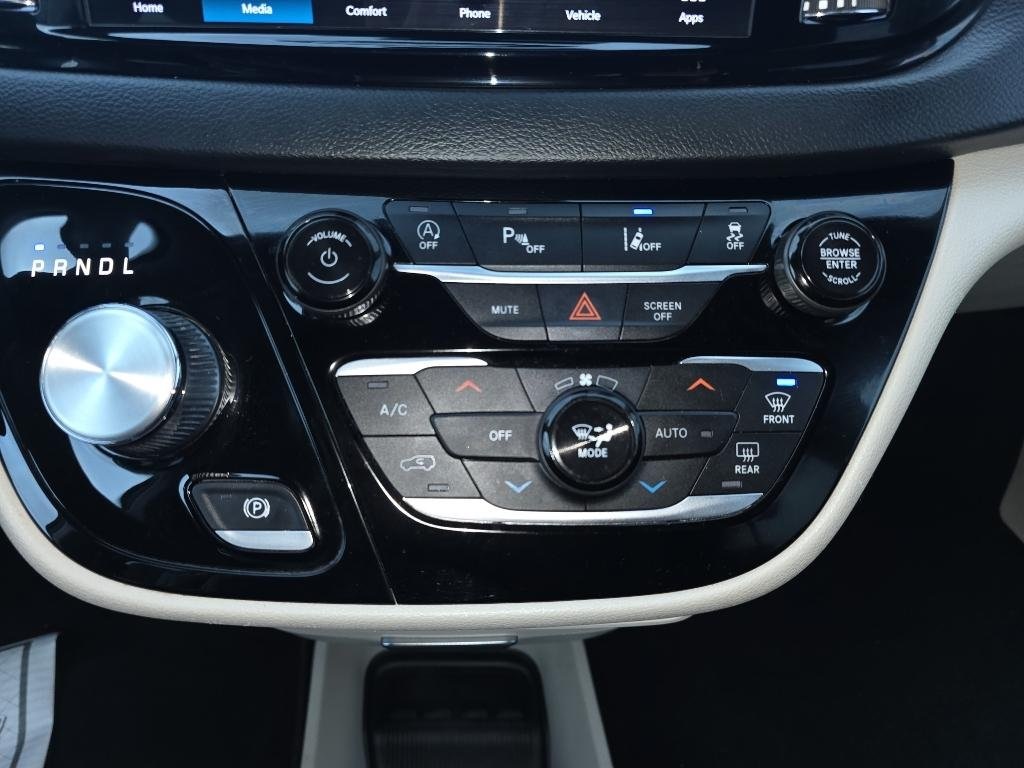 2022 Chrysler Pacifica Touring L photo 12
