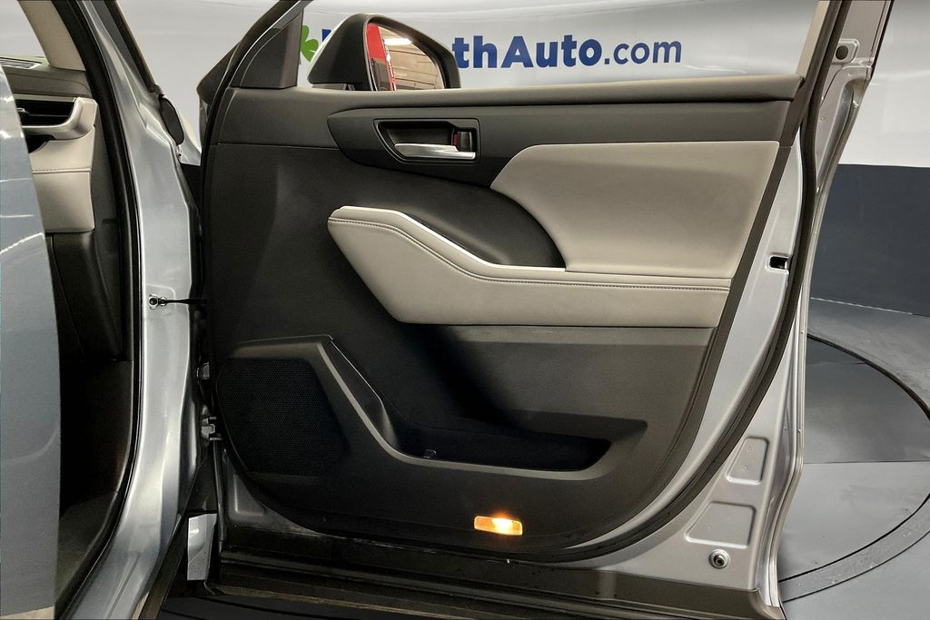 2022 Toyota Highlander Hybrid XLE photo 22