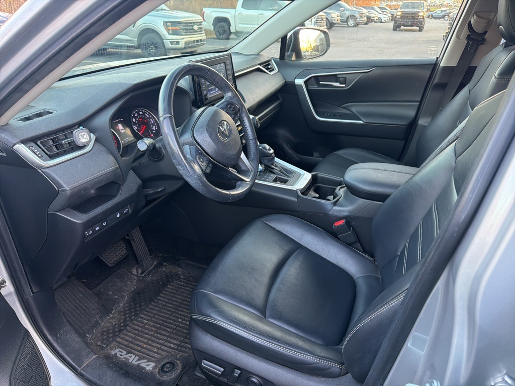2019 Toyota RAV4 XLE Premium photo 4