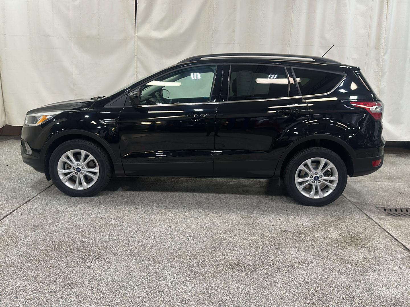 Used 2018 Ford Escape SE with VIN 1FMCU9GD4JUA44104 for sale in Waconia, Minnesota