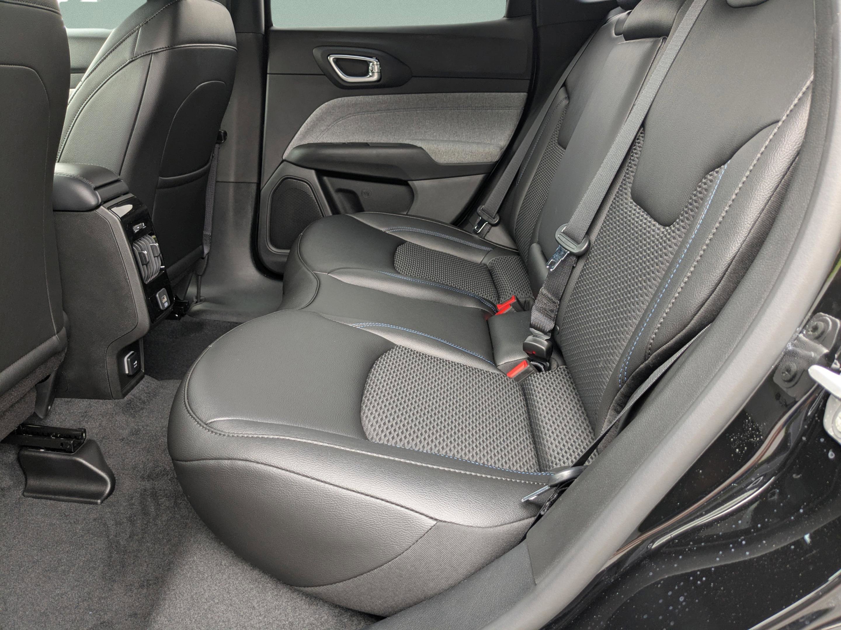 2025 Jeep Compass Latitude photo 37