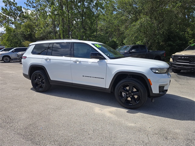2025 Jeep Grand Cherokee Limited photo 2