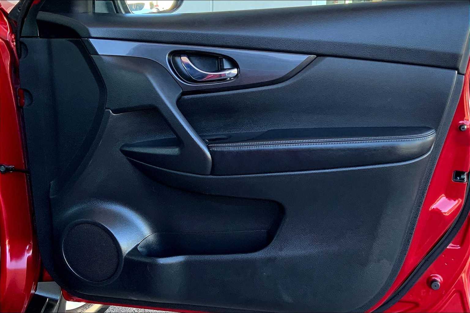 2017 Nissan Rogue SV photo 22