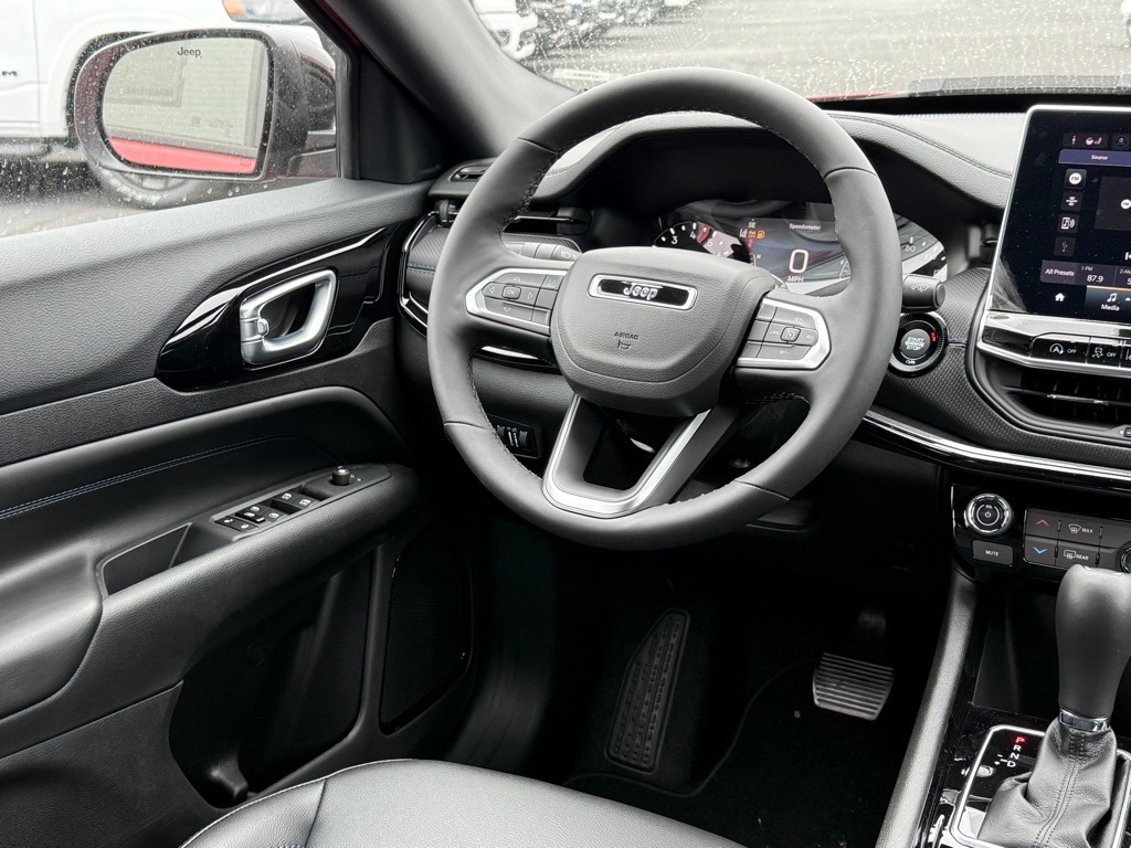 2025 Jeep Compass Latitude photo 4