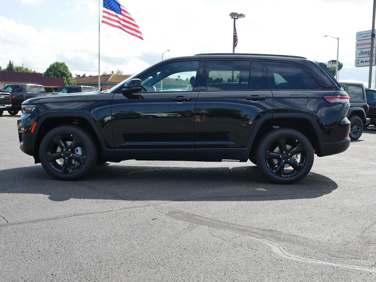 2025 Jeep Grand Cherokee Limited photo 2
