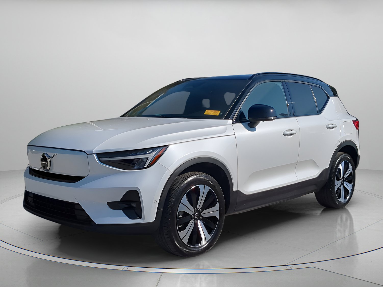 2023 Volvo XC40 Plus's photo