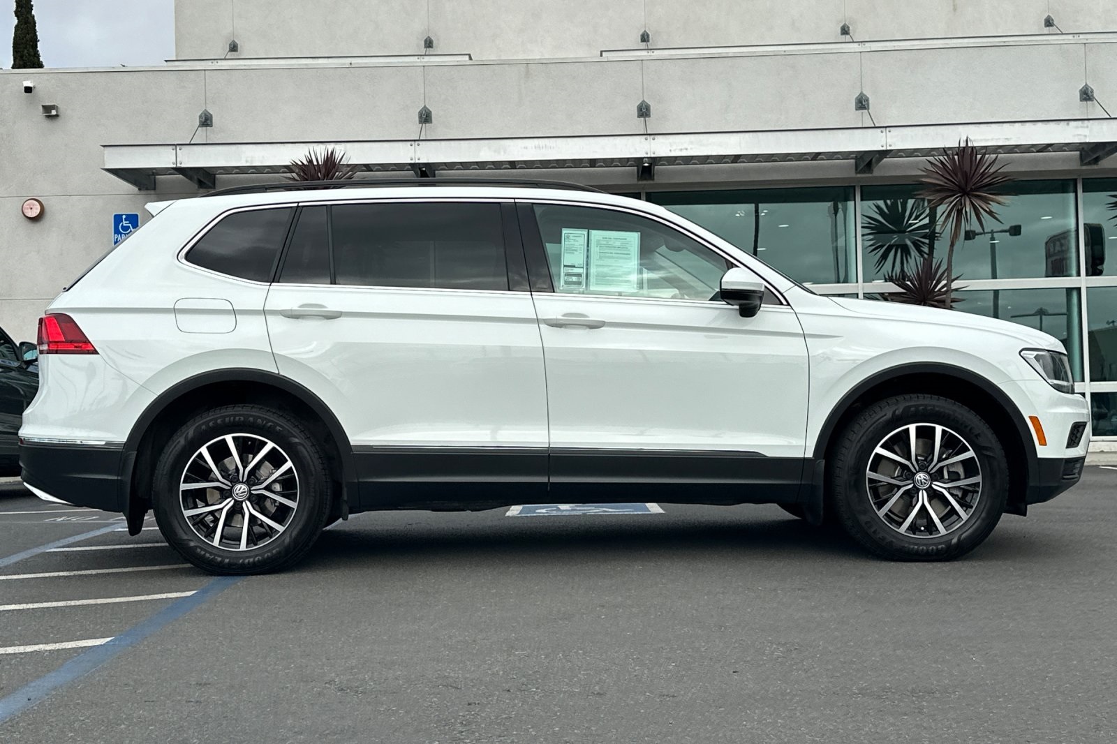 2021 Volkswagen Tiguan SE photo 3