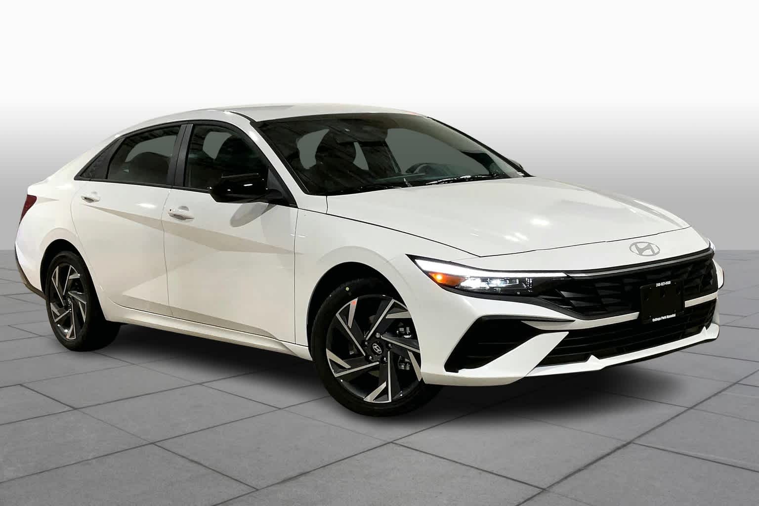 2025 Hyundai Elantra SEL Sport photo 2