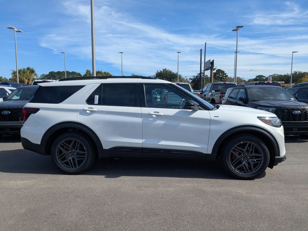 2025 Ford Explorer ST-Line photo 3