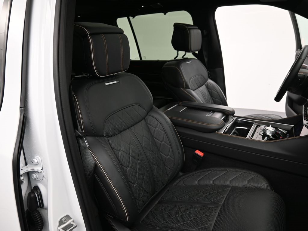 2024 Jeep Wagoneer L Series III photo 16