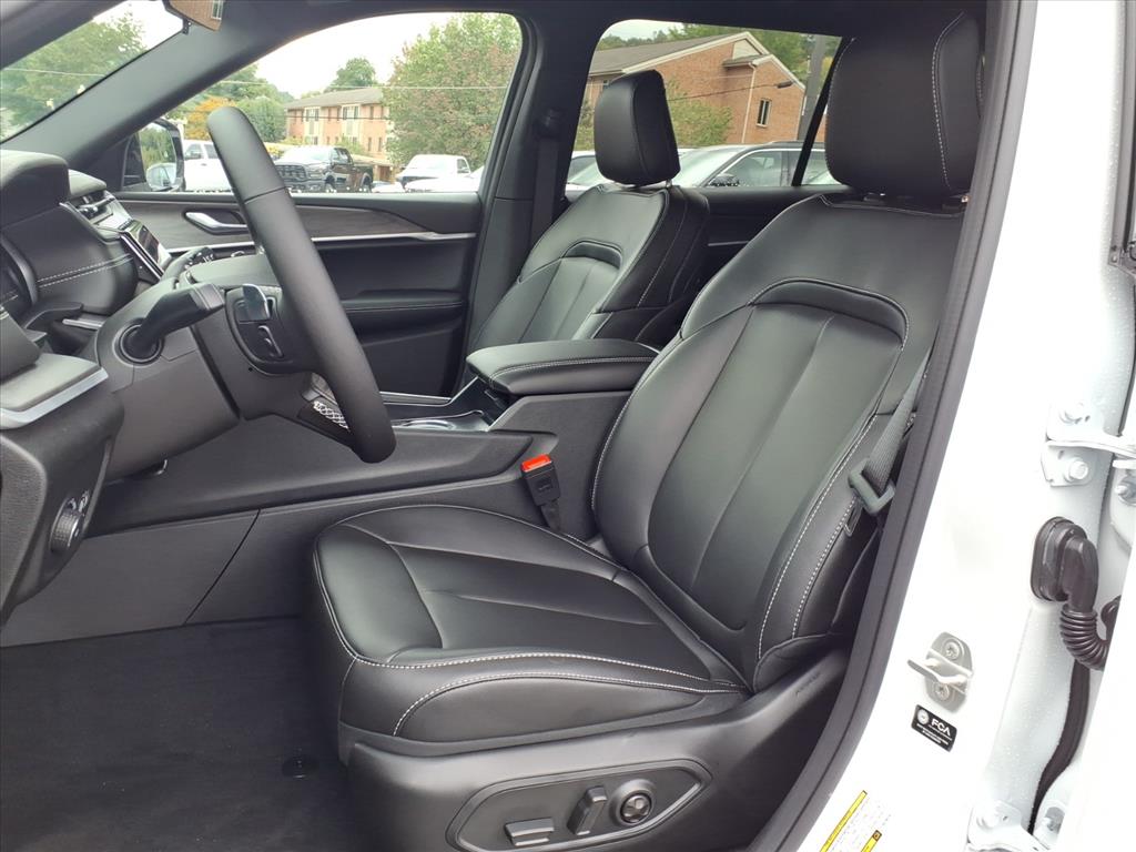 2025 Jeep Grand Cherokee Limited photo 4
