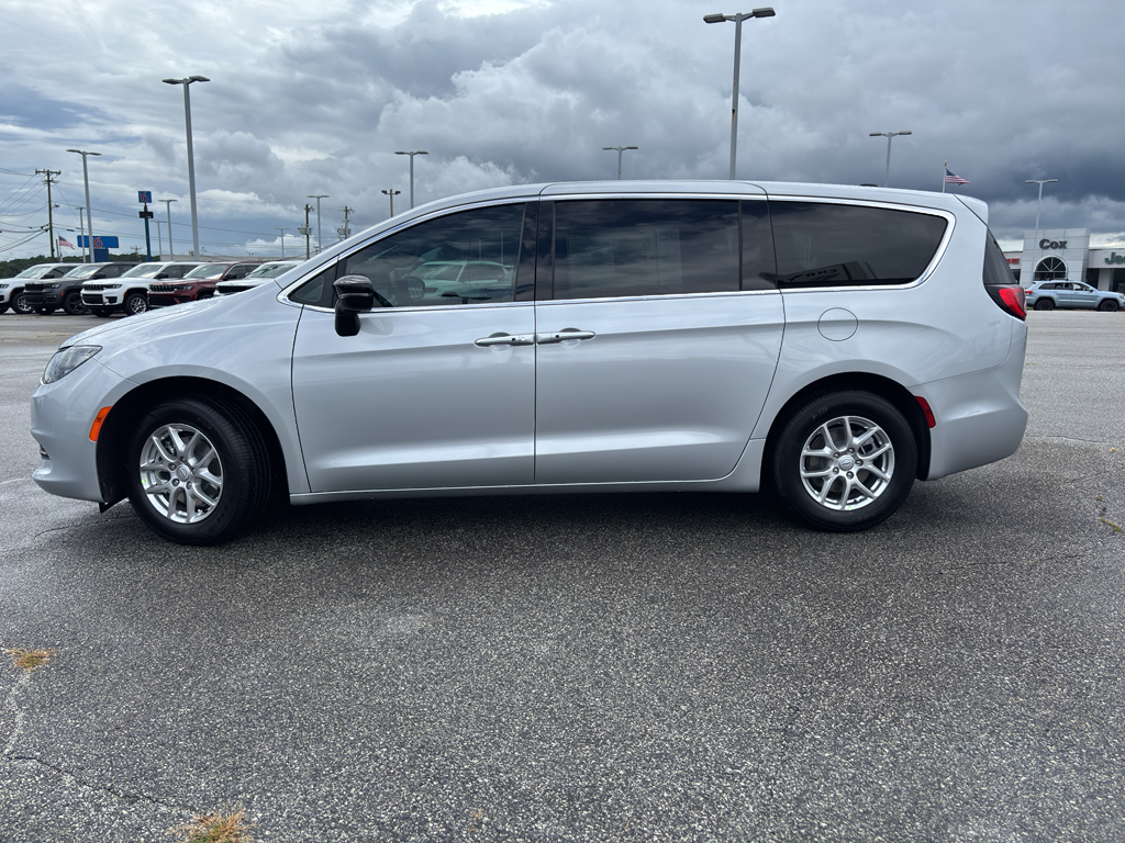 2026 Chrysler Voyager LX photo 4