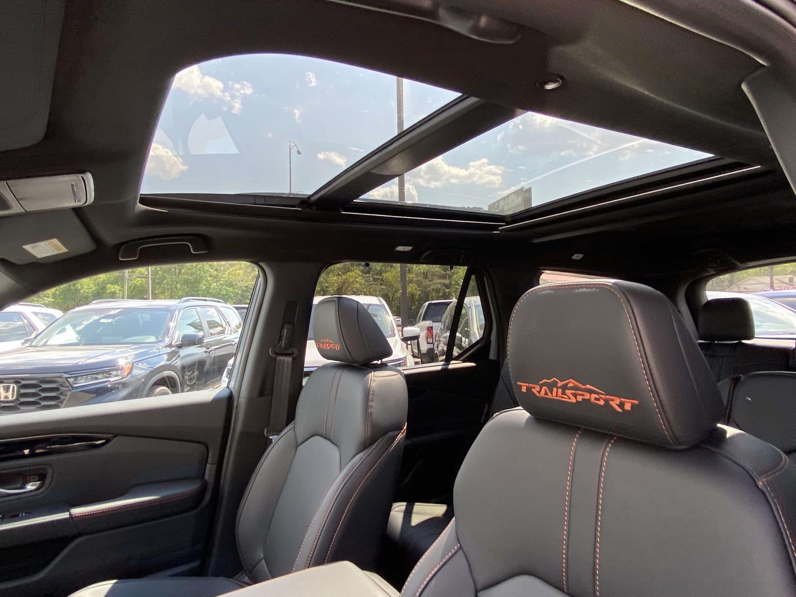 2025 Honda Pilot TrailSport photo 3