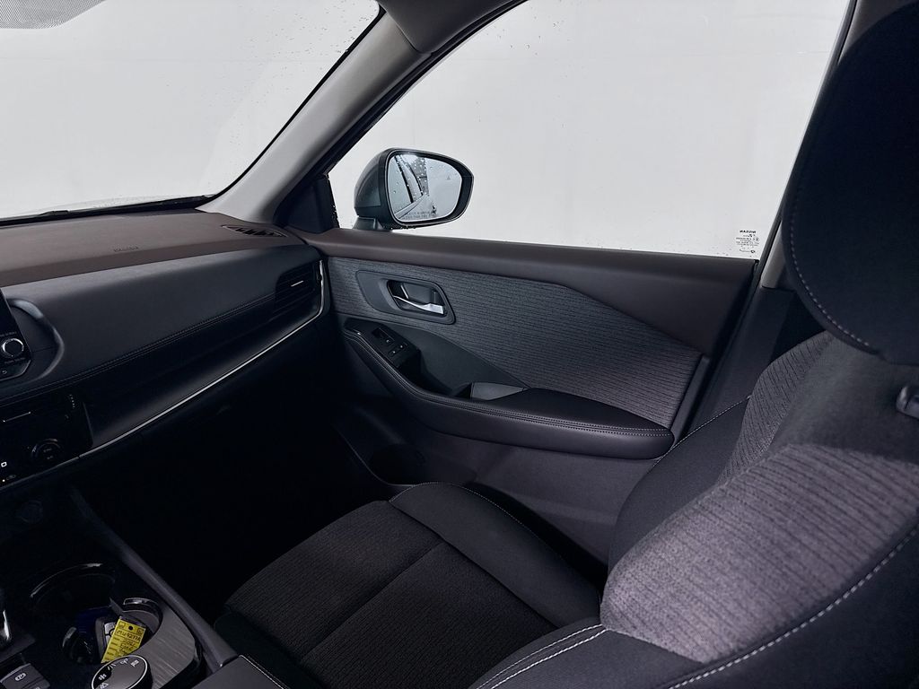 2022 Nissan Rogue SV photo 22
