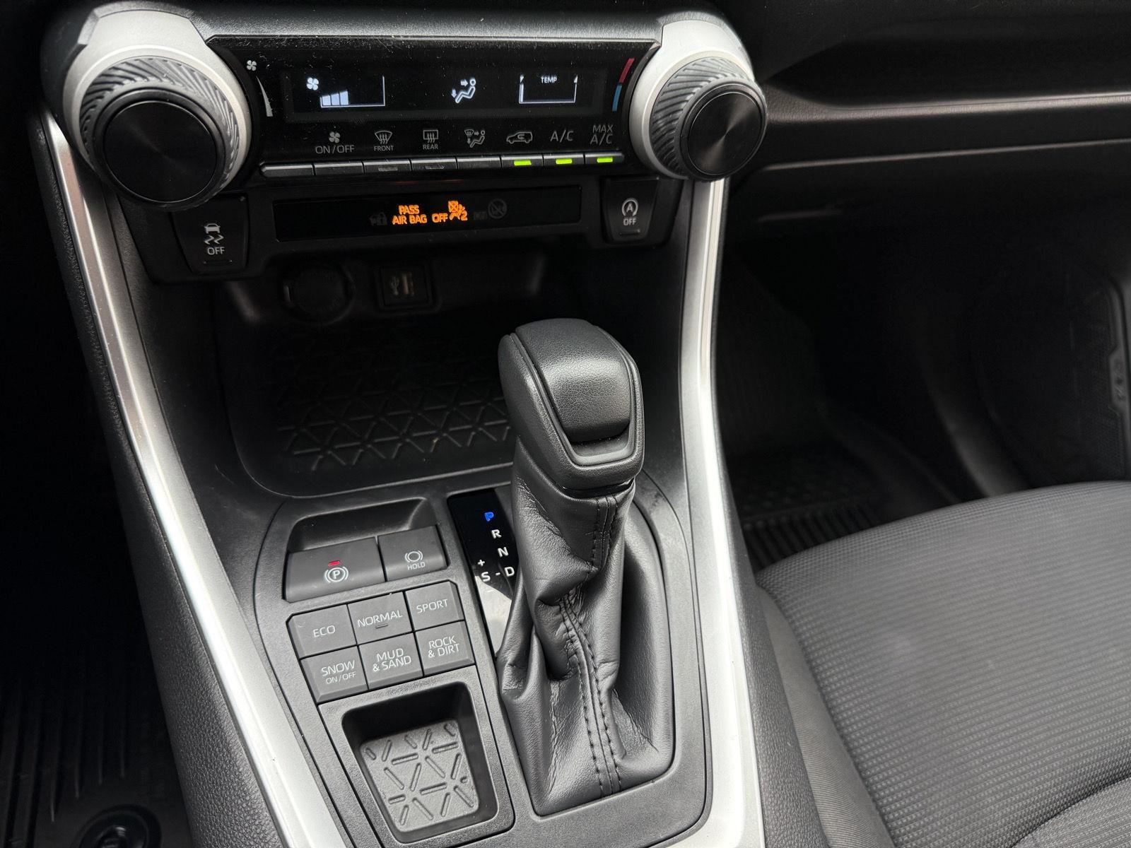 2023 Toyota RAV4 LE photo 11