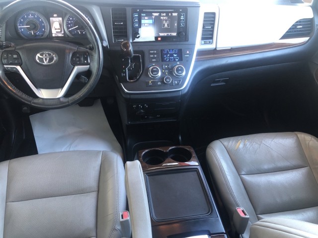 2016 Toyota Sienna Limited Premium photo 9