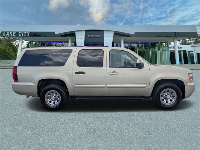 2014 Chevrolet Suburban 1500 LT photo 2