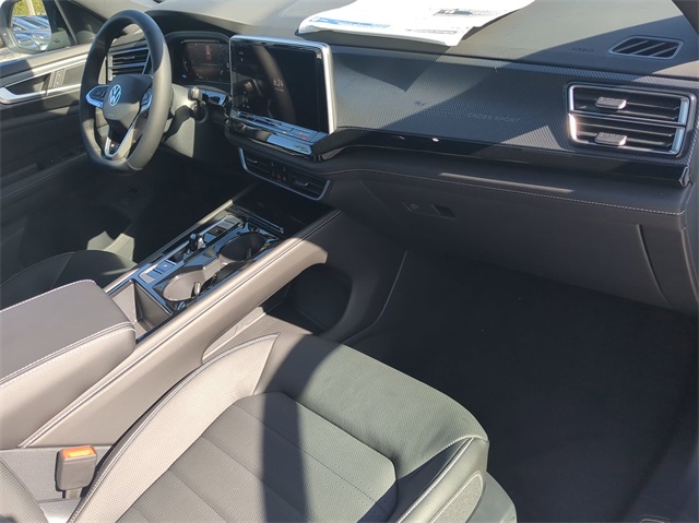 2025 Volkswagen Atlas Cross Sport SEL R-Line photo 6