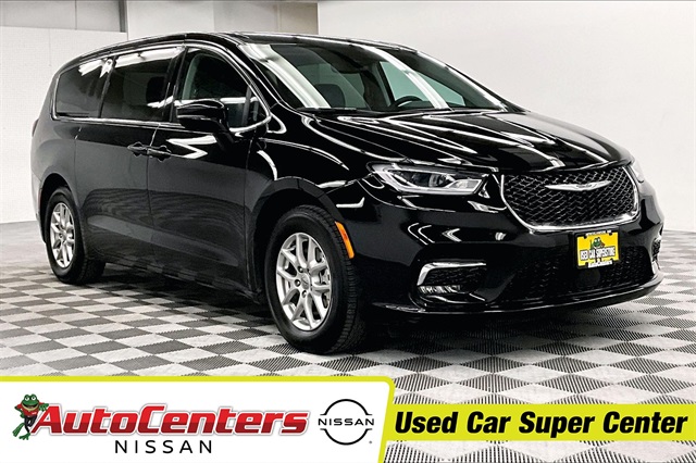 2024 Chrysler Pacifica Touring L's photo