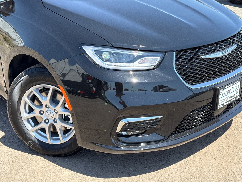 2025 Chrysler Pacifica photo 3