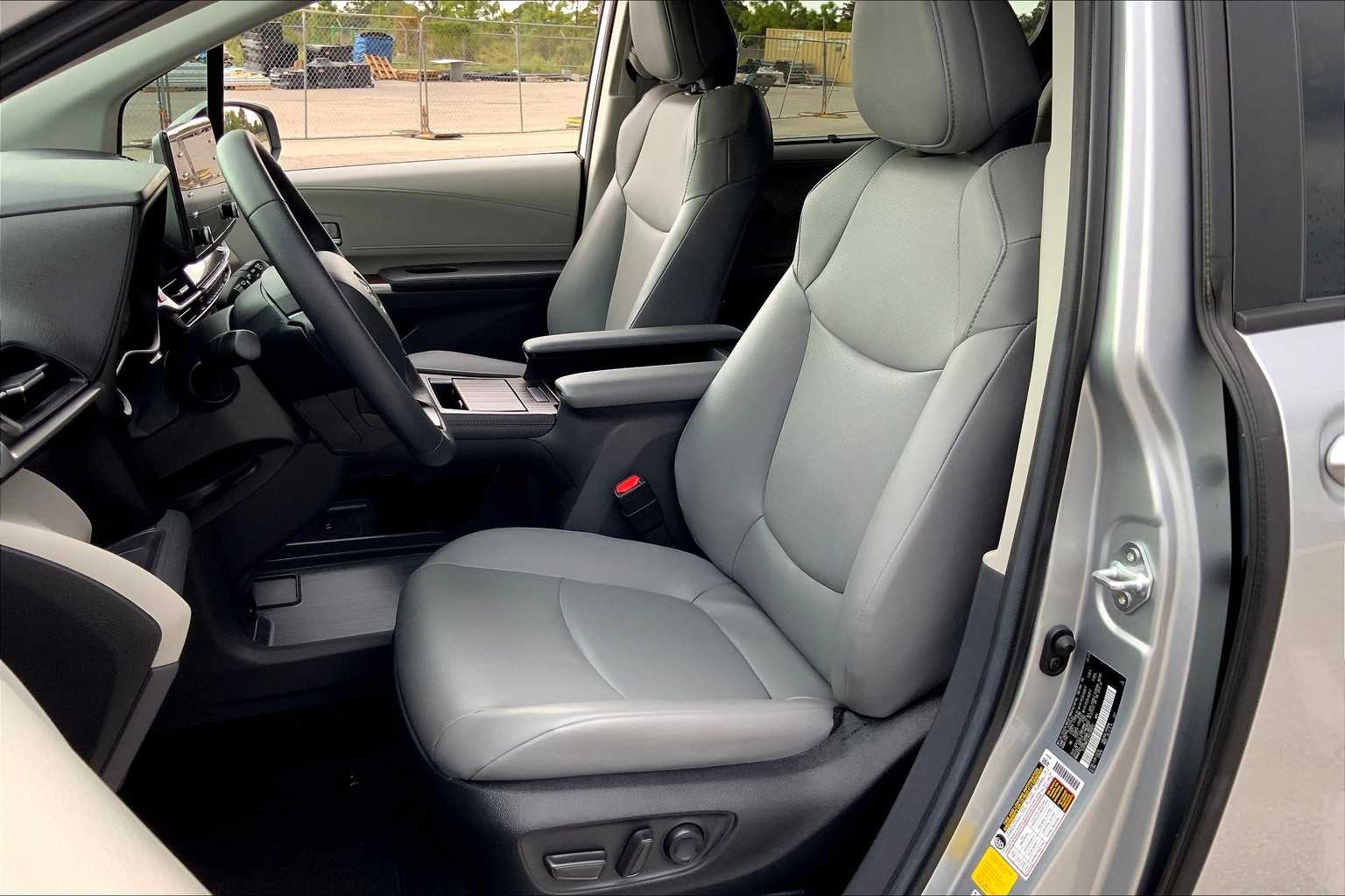 2024 Toyota Sienna XLE photo 7