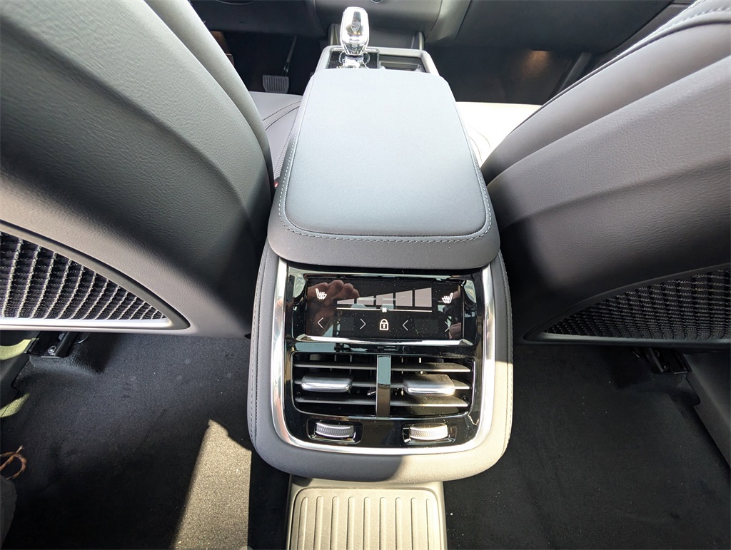2025 Volvo XC90 T8 Plus photo 10