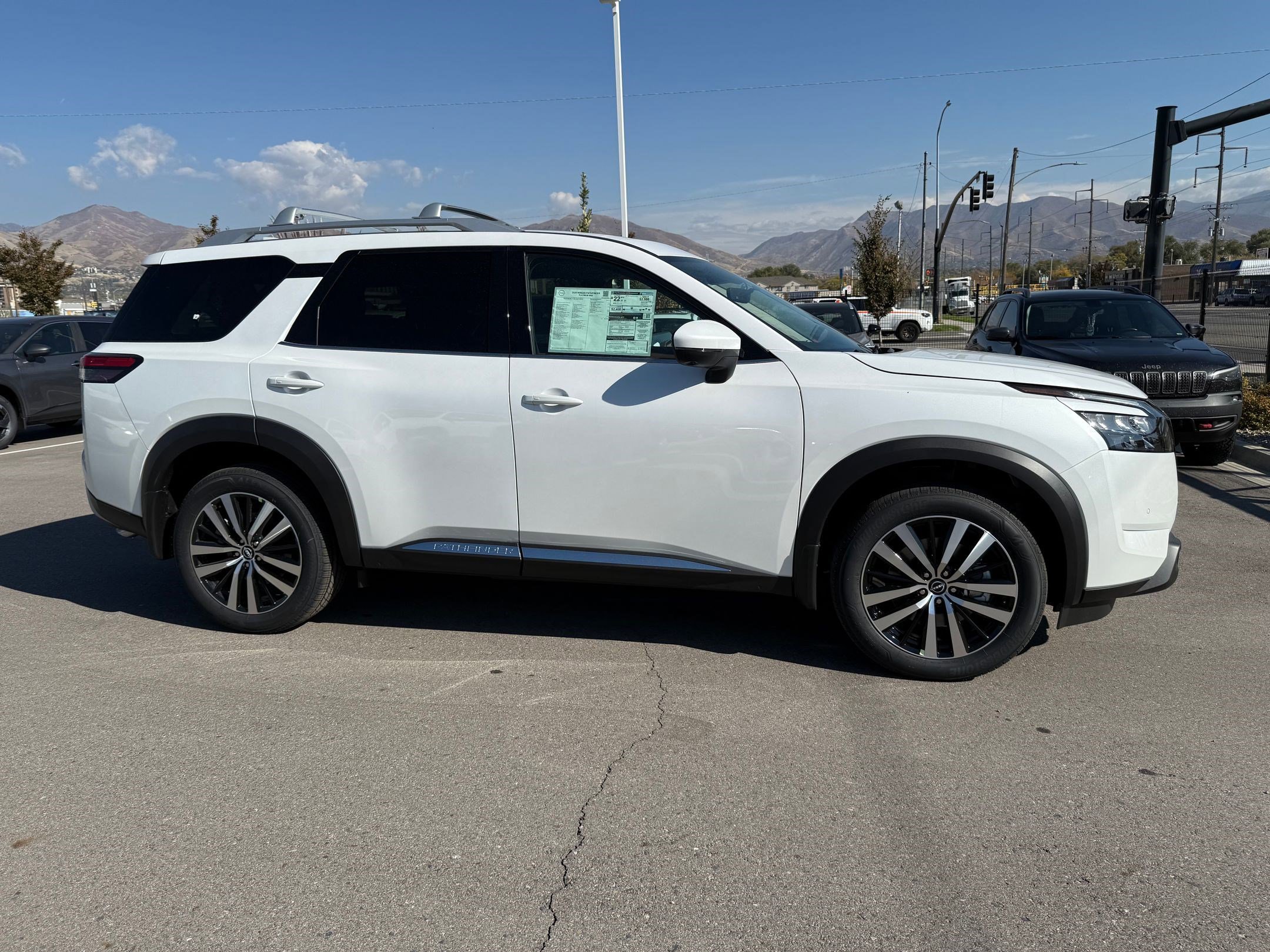 2025 Nissan Pathfinder Platinum photo 2