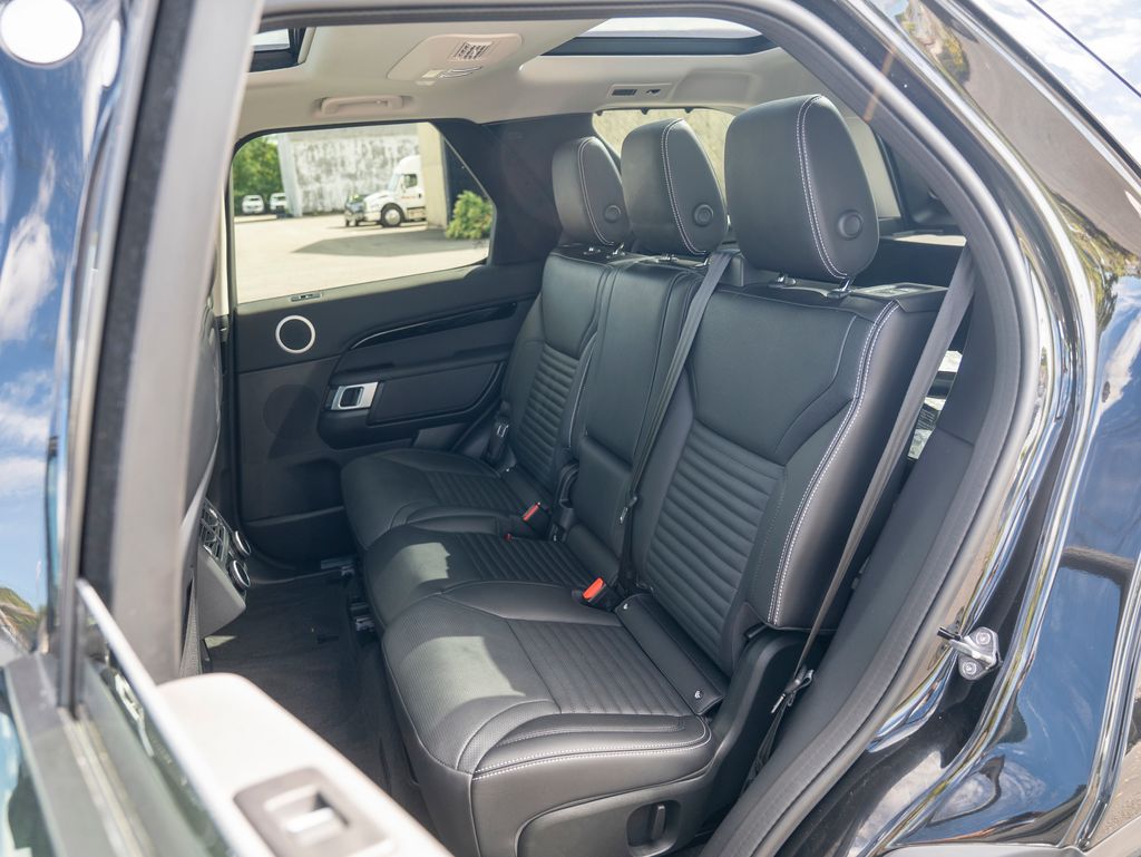 2024 Land Rover Discovery S photo 21