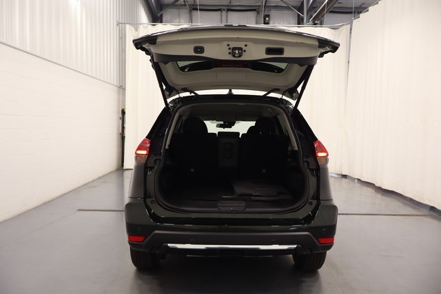 2019 Nissan Rogue SV photo 17