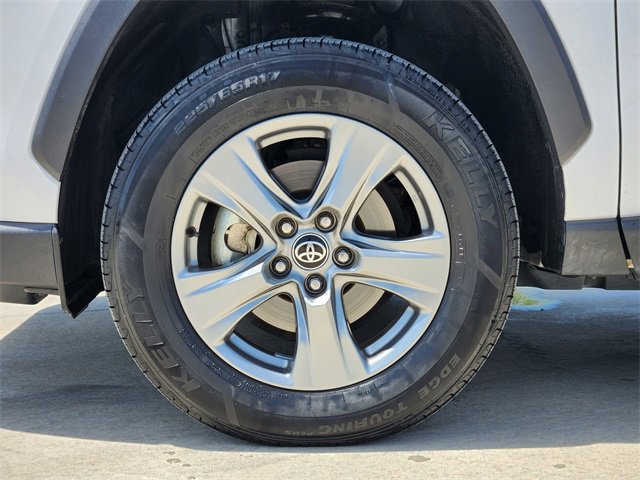 2023 Toyota RAV4 Hybrid XLE photo 9