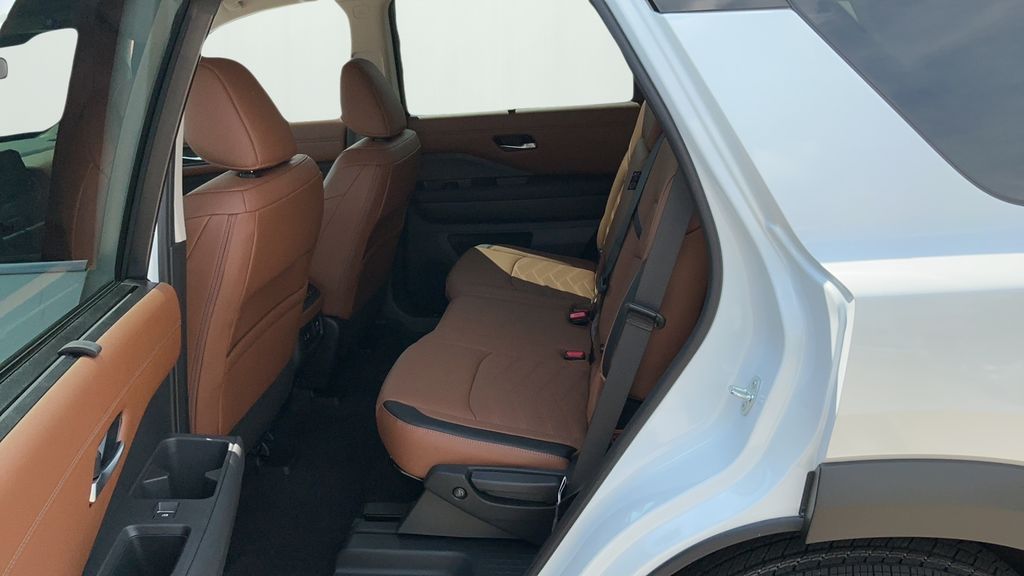 2025 Nissan Pathfinder Platinum photo 11