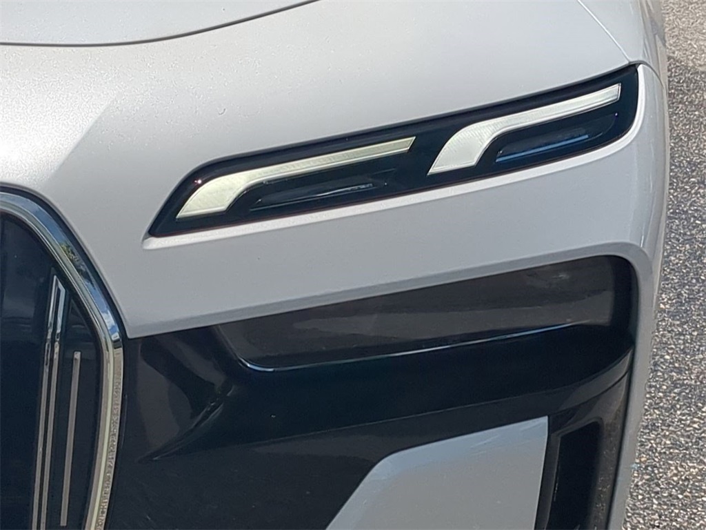 New 2025 White Metallic BMW 740i image 9