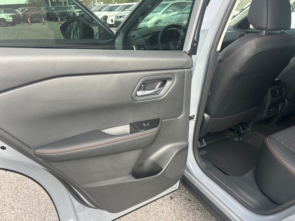 2026 Nissan Rogue SV photo 15