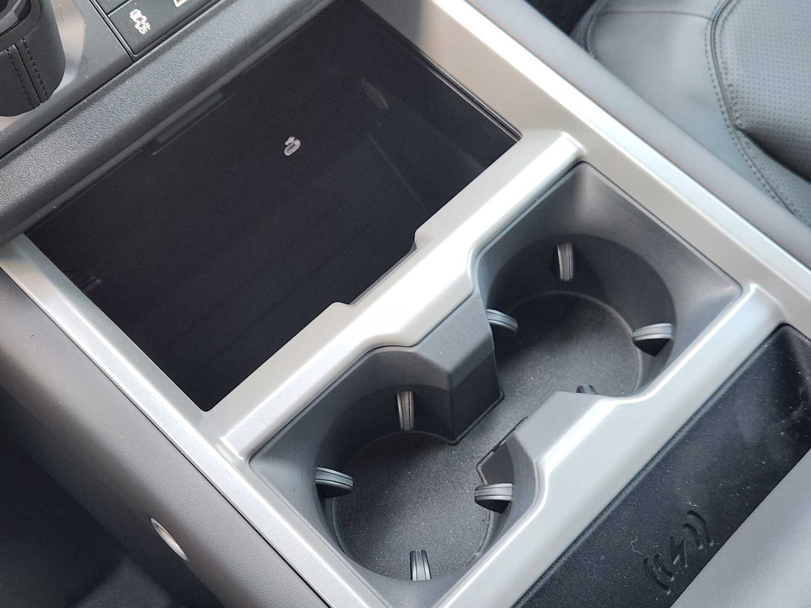 2025 Land Rover Defender 130 V8 photo 17