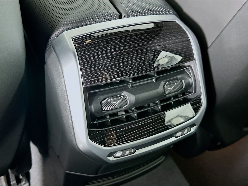 2026 Bmw 750e photo 18