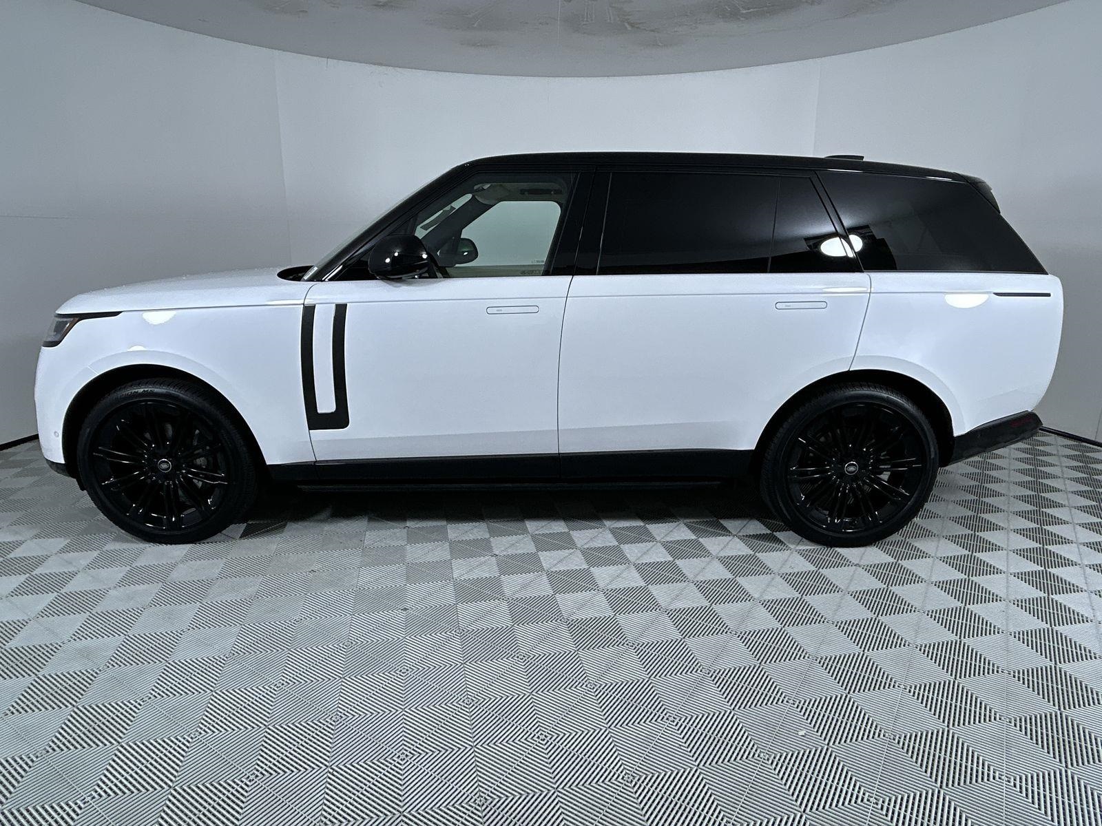 2025 Land Rover Range Rover SE photo 2