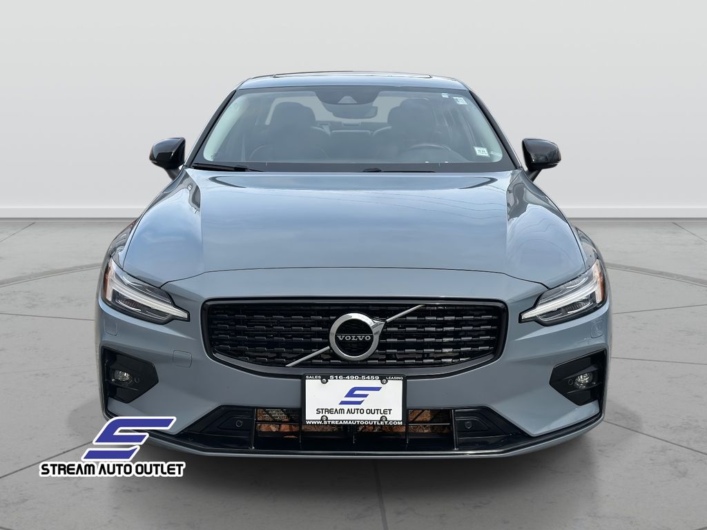2022 Volvo S60 B5 Momentum photo 2
