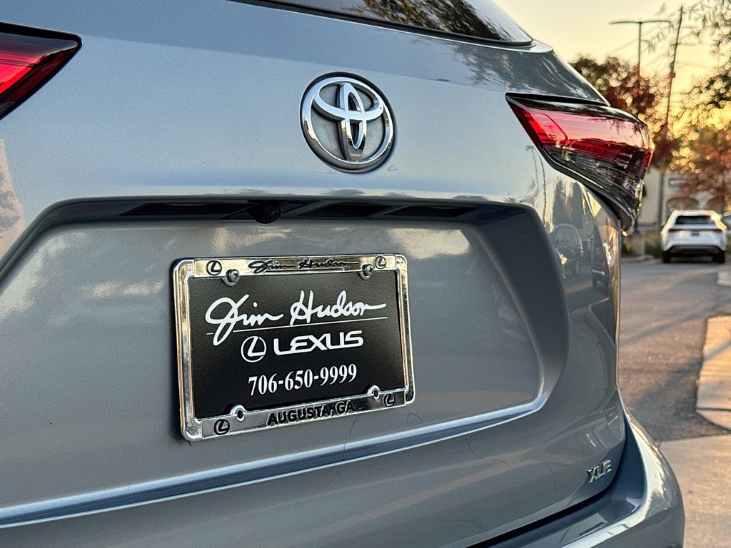 2022 Toyota Highlander XLE photo 3