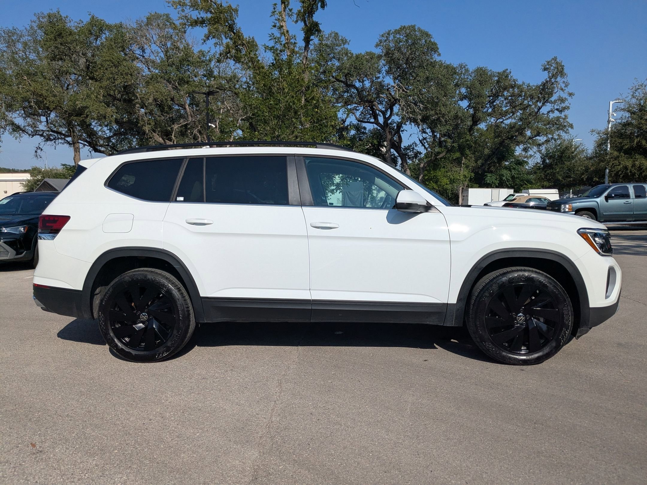 2025 Volkswagen Atlas SE Technology photo 2