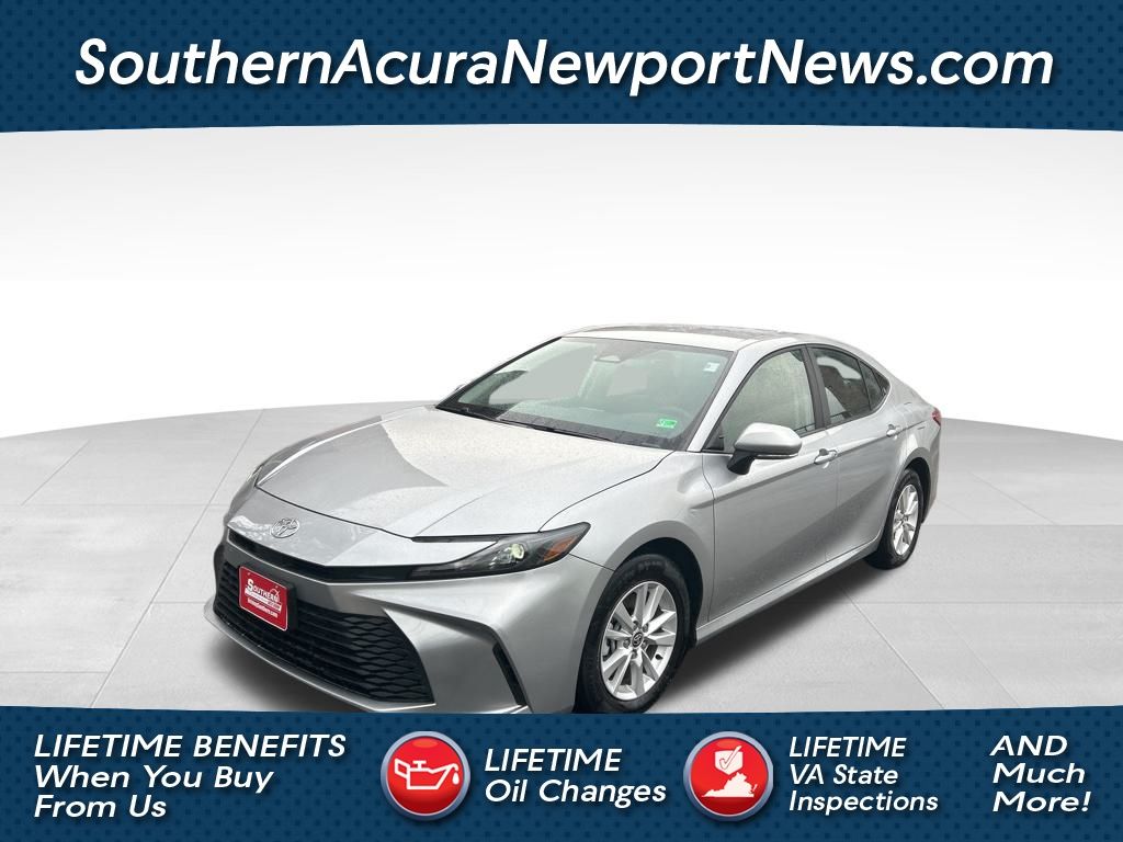 2025 Toyota Camry LE's photo