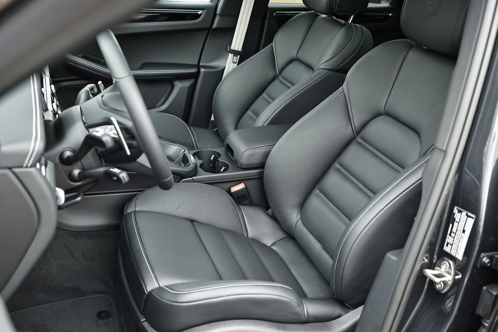 2025 Porsche Macan T photo 2