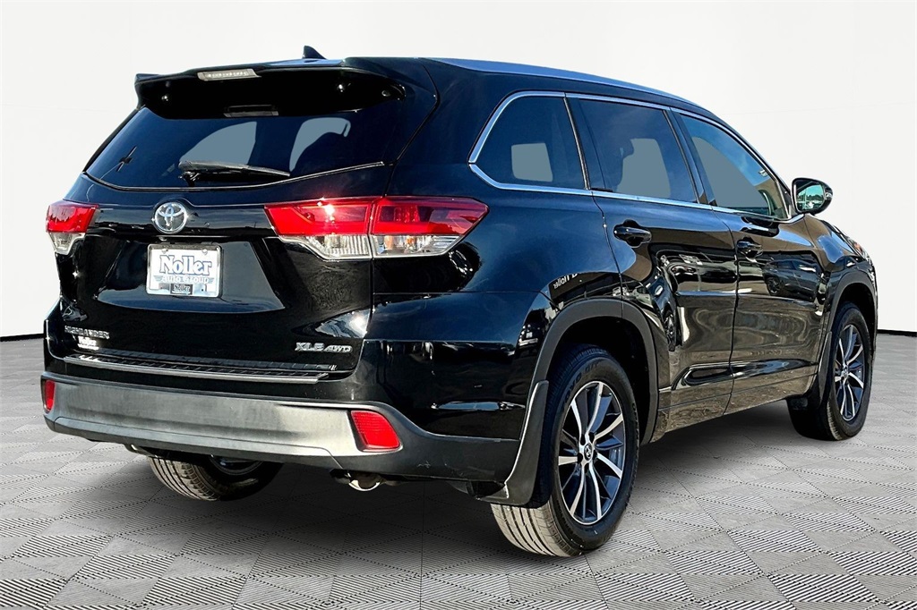 Used 2018 Toyota Highlander XLE with VIN 5TDJZRFHXJS529336 for sale in Kansas City