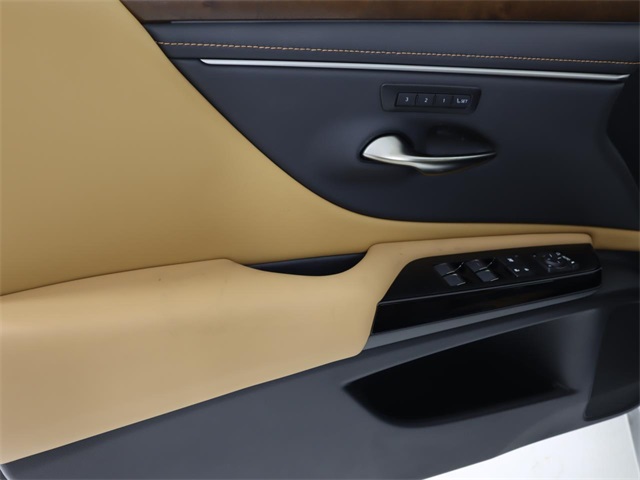2025 Lexus ES 300h photo 11