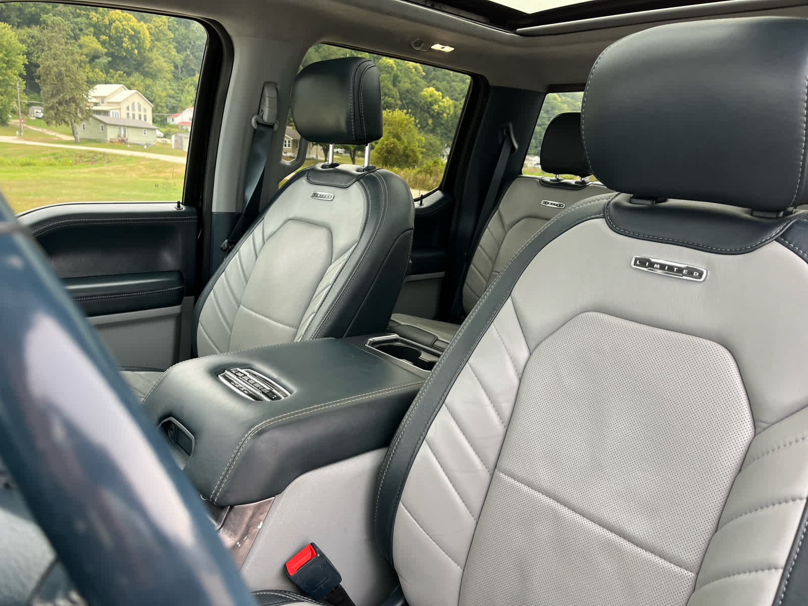2022 Ford F-350 Limited photo 19