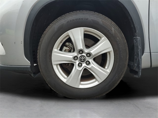 2024 Toyota Highlander LE photo 8